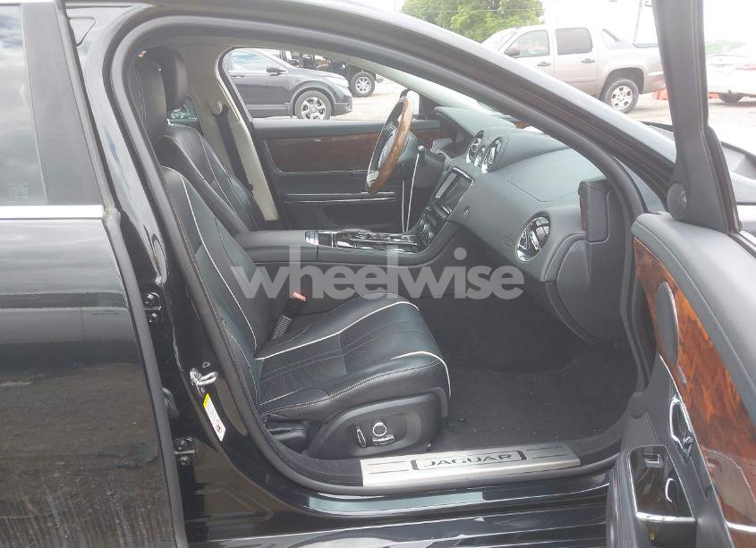 Photo 5 of 2019 Jaguar Xj R-SPORT (VIN SAJWA1C74K8W22094)