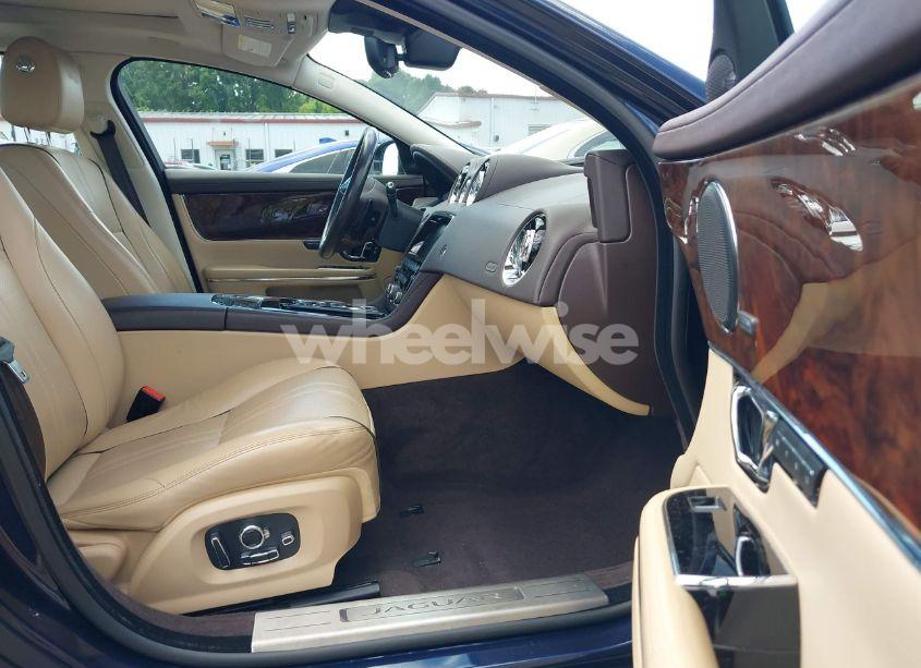 Photo 5 of 2019 Jaguar Xj R-SPORT (VIN SAJWJ1CD0K8W20865)