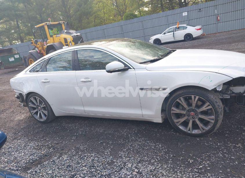 Photo 13 of 2017 Jaguar Xj (VIN SAJXJ1GD0H8W08934)