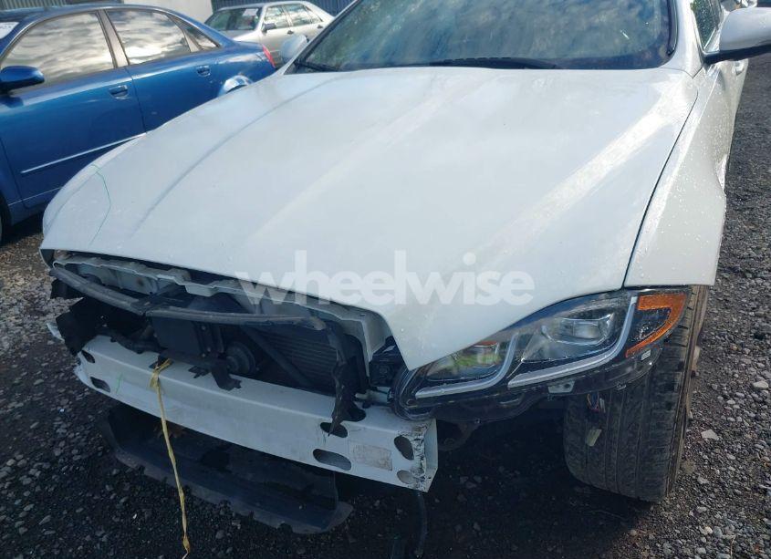 Photo 6 of 2017 Jaguar Xj (VIN SAJXJ1GD0H8W08934)