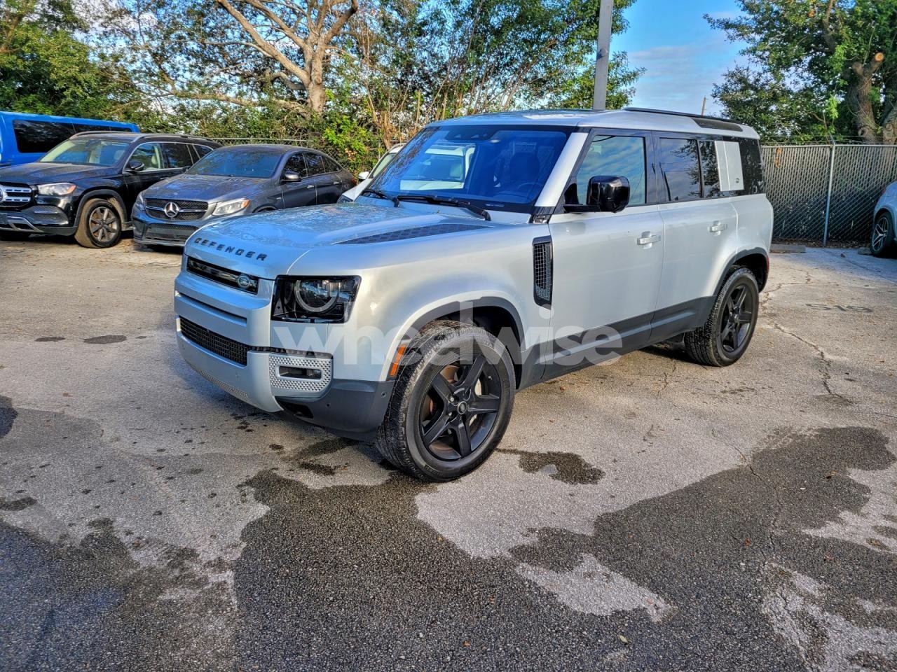 Photo 2 of 2021 LAND ROVER DEFENDER 110 SE (VIN SALEPERU0M2041722)