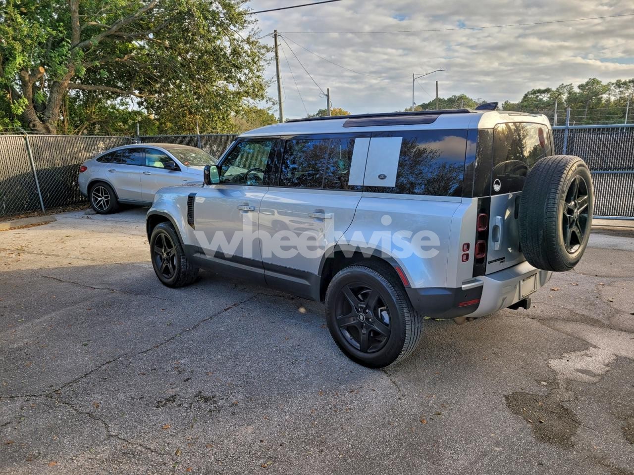 Photo 3 of 2021 LAND ROVER DEFENDER 110 SE (VIN SALEPERU0M2041722)