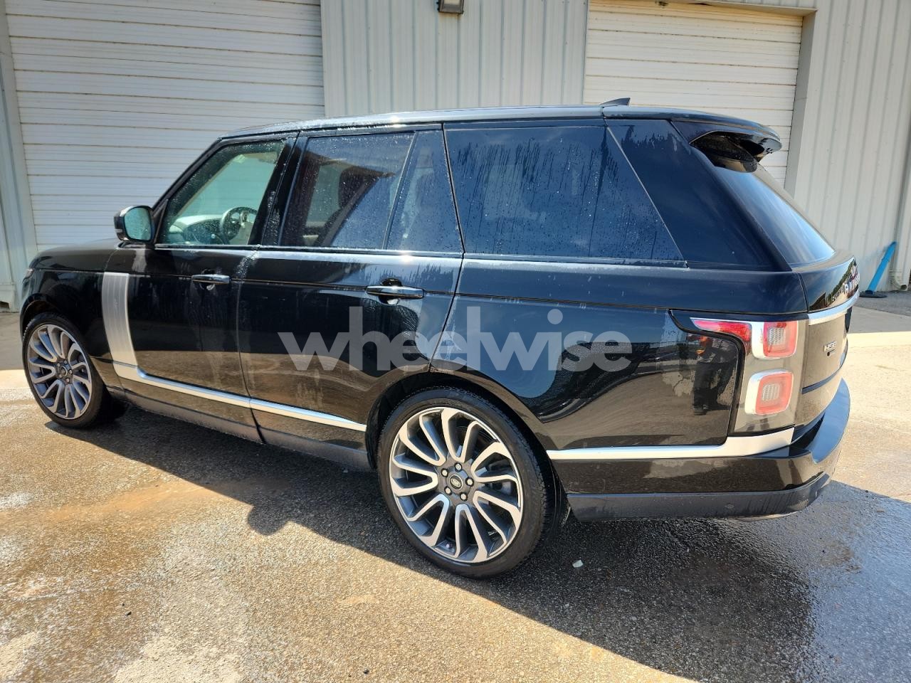 Photo 2 of 2020 LAND ROVER RANGE ROVER HSE (VIN SALGS2RUXLA574655)