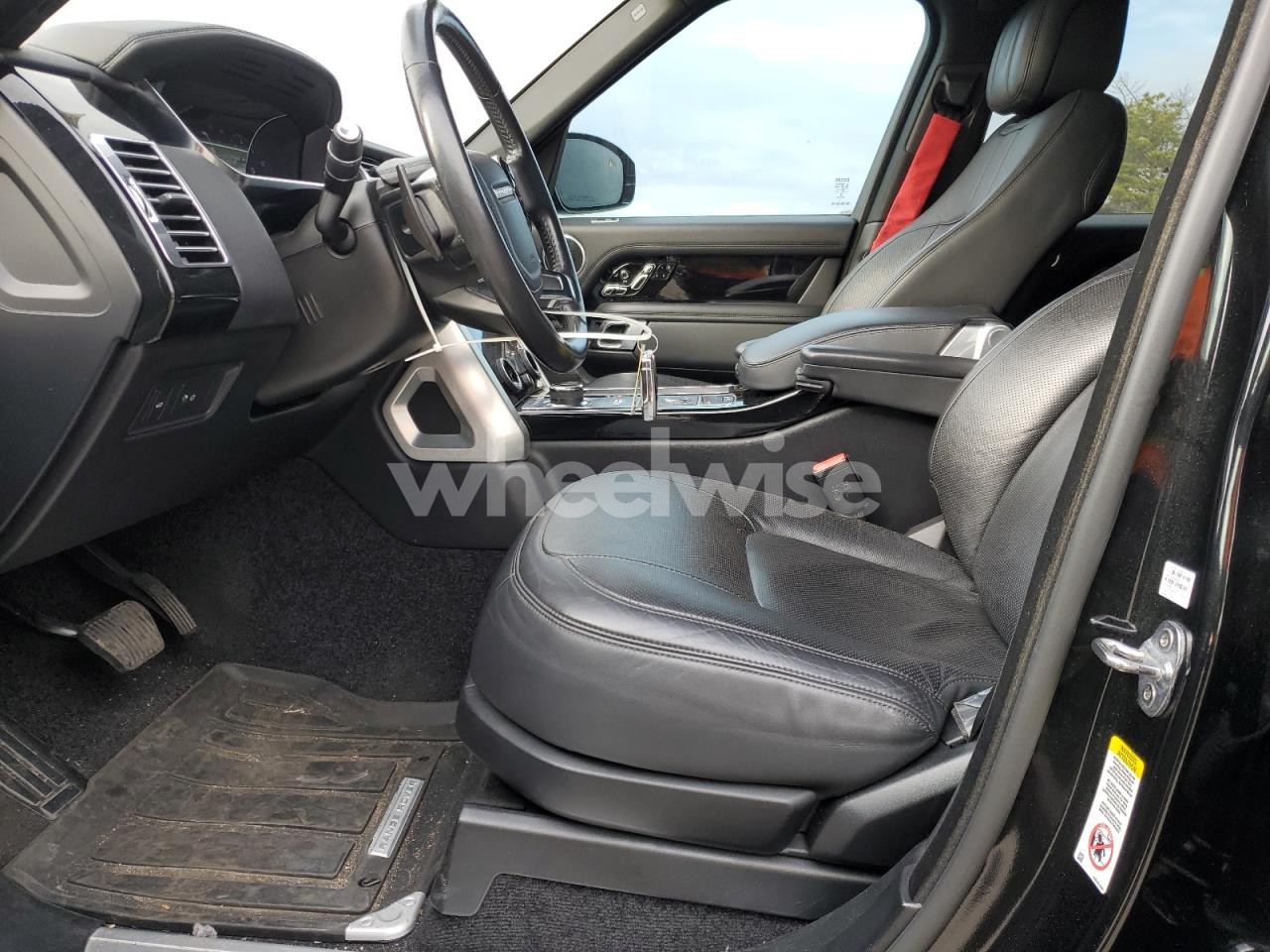 Photo 7 of 2020 LAND ROVER RANGE ROVER HSE (VIN SALGS2RUXLA596378)
