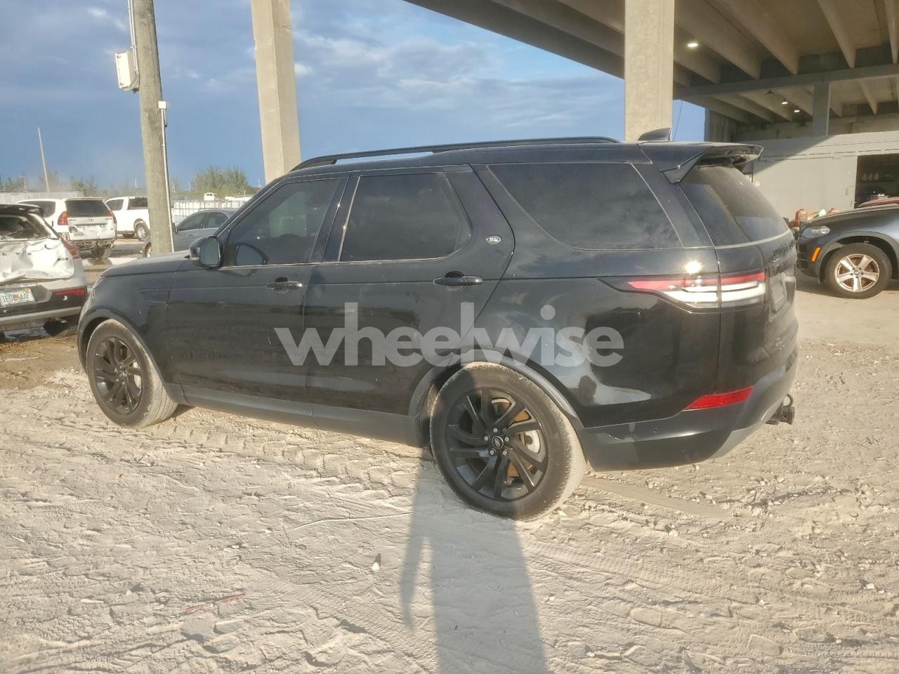 Photo 2 of 2019 LAND ROVER DISCOVERY SE (VIN SALRG2RV3K2409557)