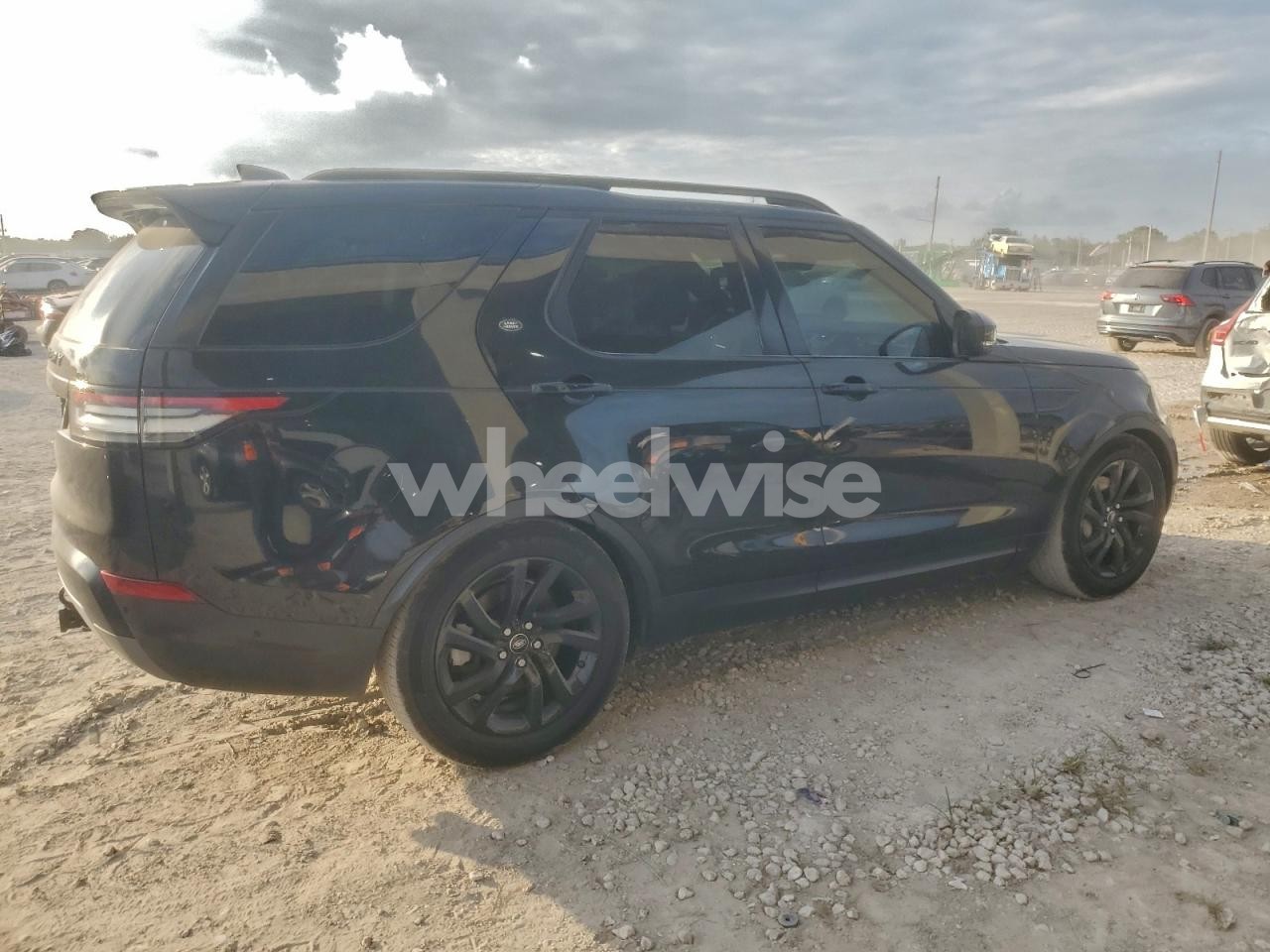 Photo 3 of 2019 LAND ROVER DISCOVERY SE (VIN SALRG2RV3K2409557)