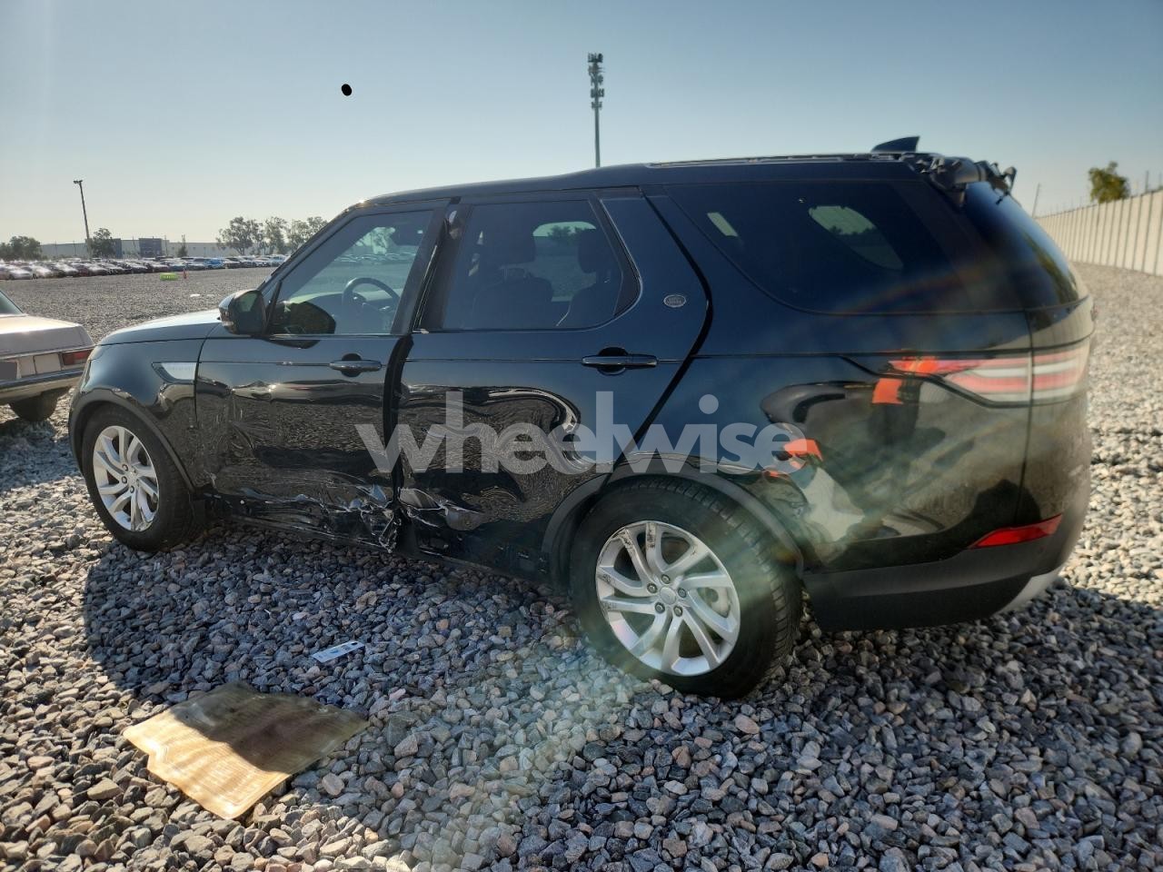 Photo 2 of 2018 LAND ROVER DISCOVERY HSE (VIN SALRR2RV0JA053924)