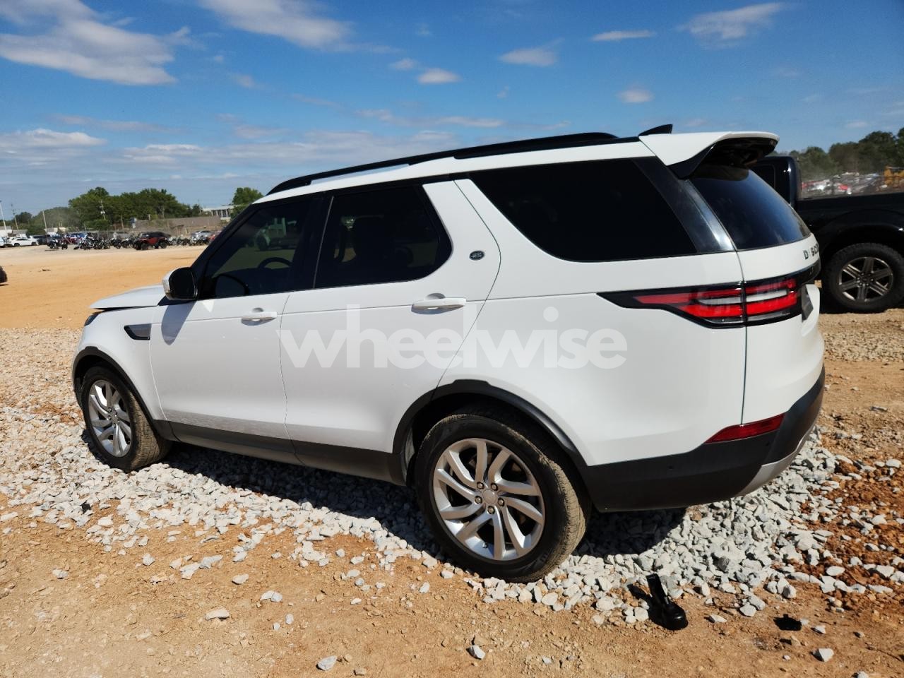 Photo 2 of 2019 LAND ROVER DISCOVERY HSE (VIN SALRR2RV2K2411259)