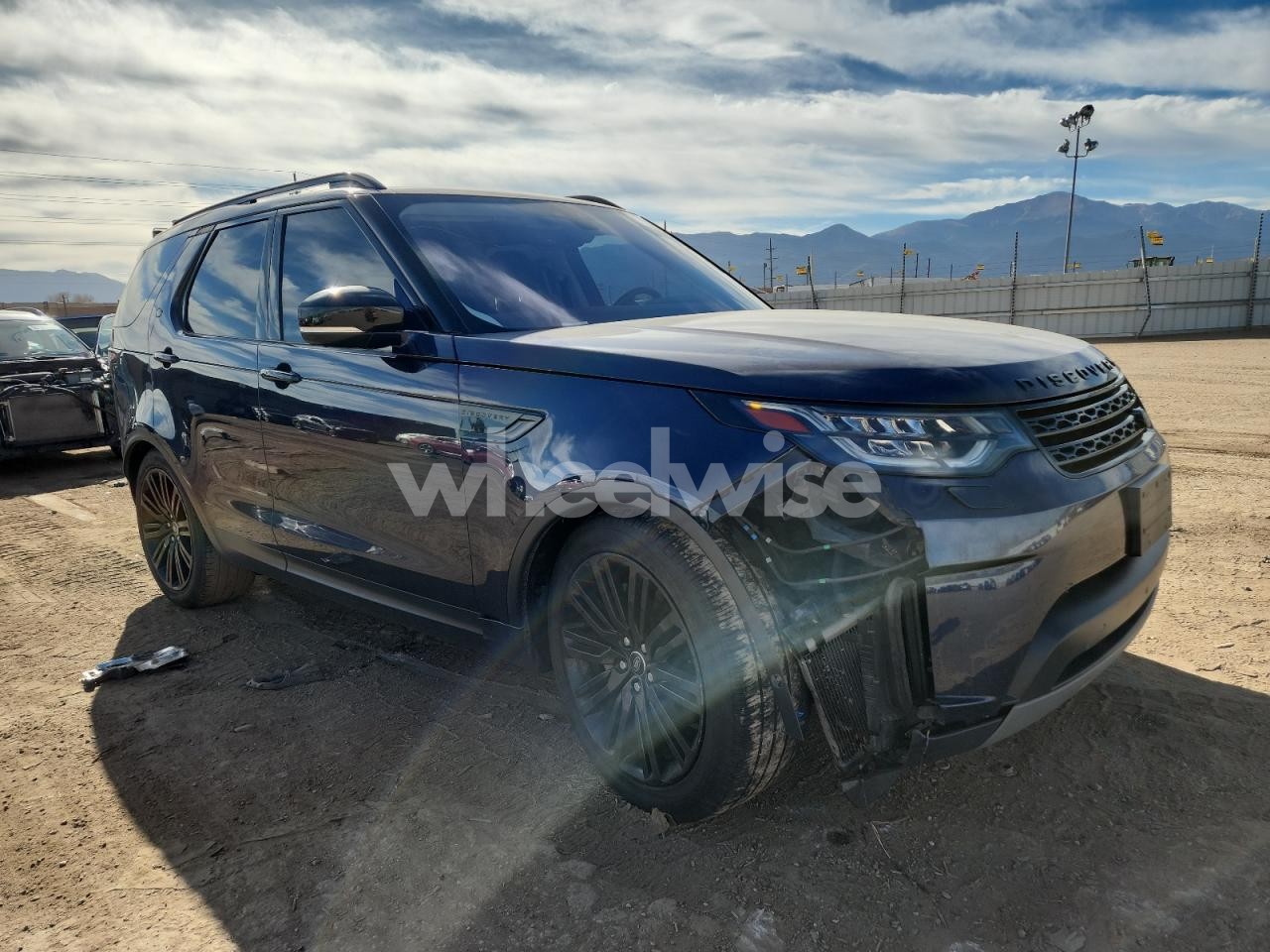 Photo 4 of 2018 LAND ROVER DISCOVERY HSE (VIN SALRR2RV6JA068220)