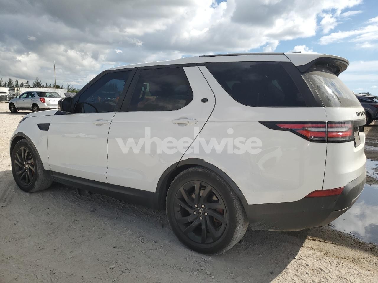 Photo 2 of 2018 LAND ROVER DISCOVERY HSE (VIN SALRR2RV8JA053735)