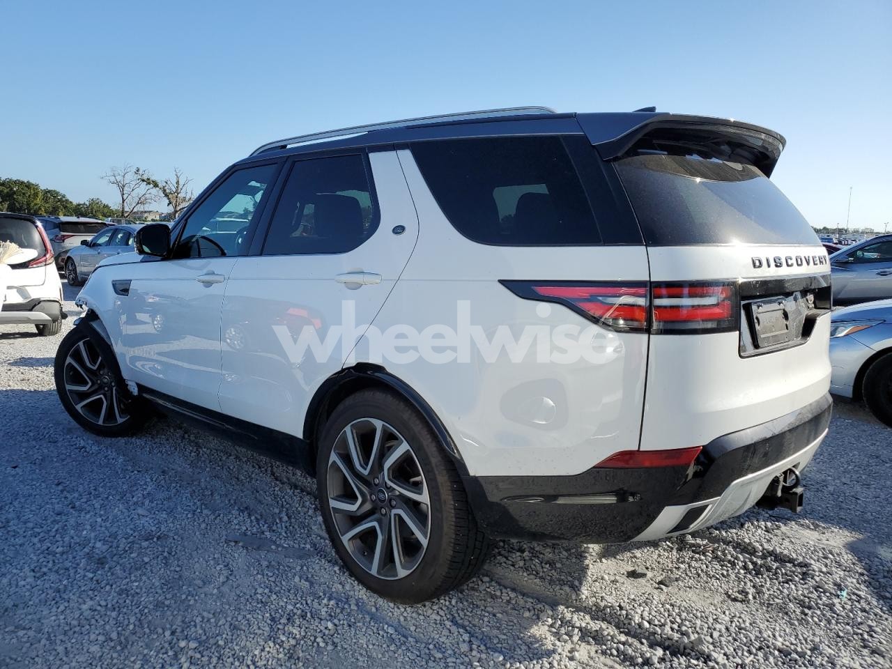 Photo 2 of 2018 LAND ROVER DISCOVERY HSE LUXURY (VIN SALRT2RV4JA067181)