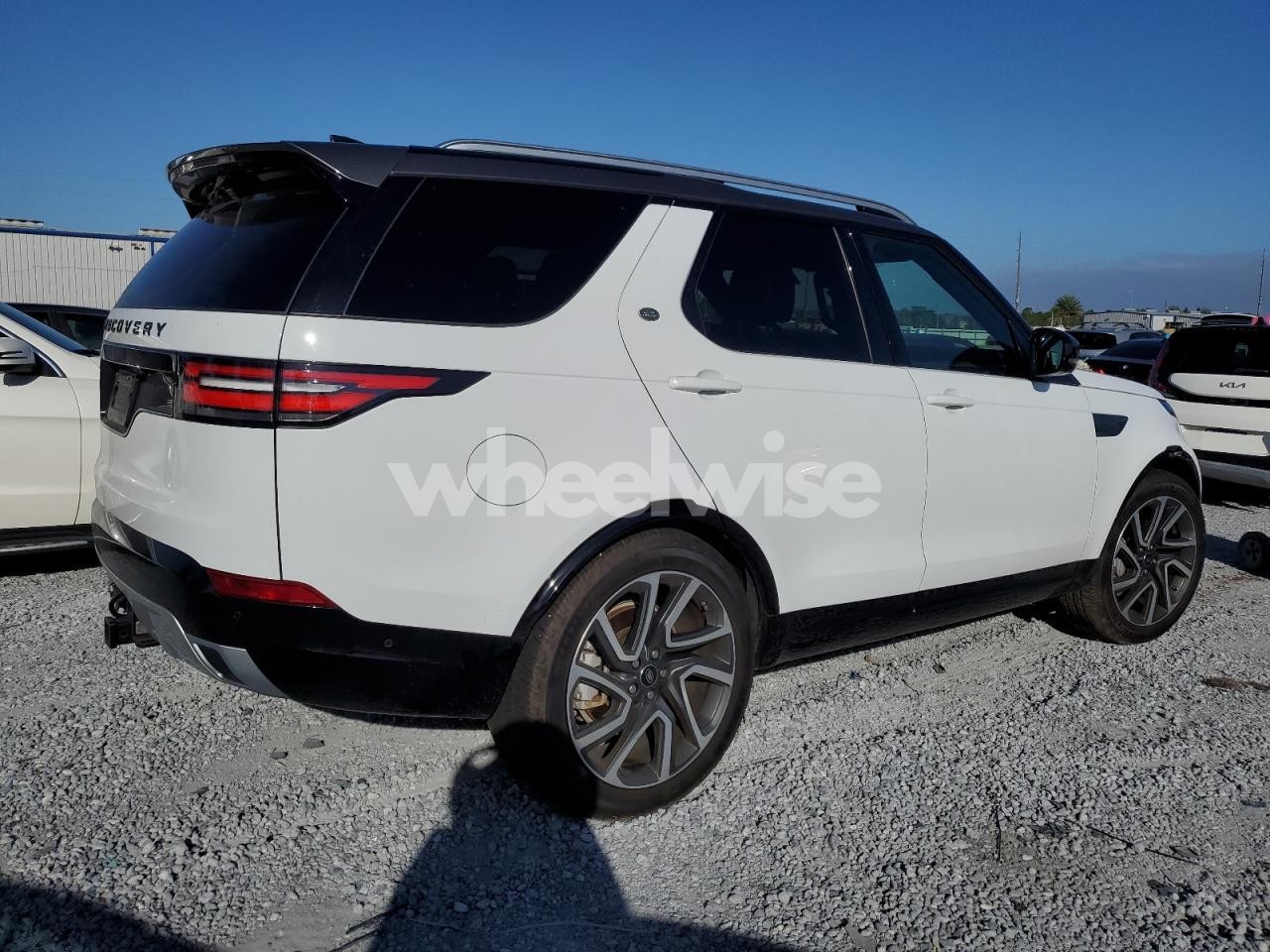 Photo 3 of 2018 LAND ROVER DISCOVERY HSE LUXURY (VIN SALRT2RV4JA067181)