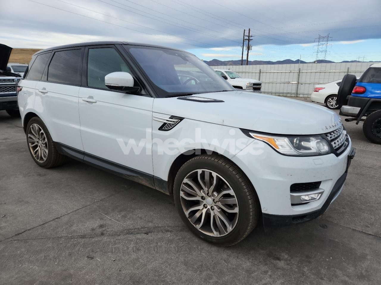 Photo 4 of 2017 LAND ROVER RANGE ROVER SPORT HSE (VIN SALWR2FK6HA683955)