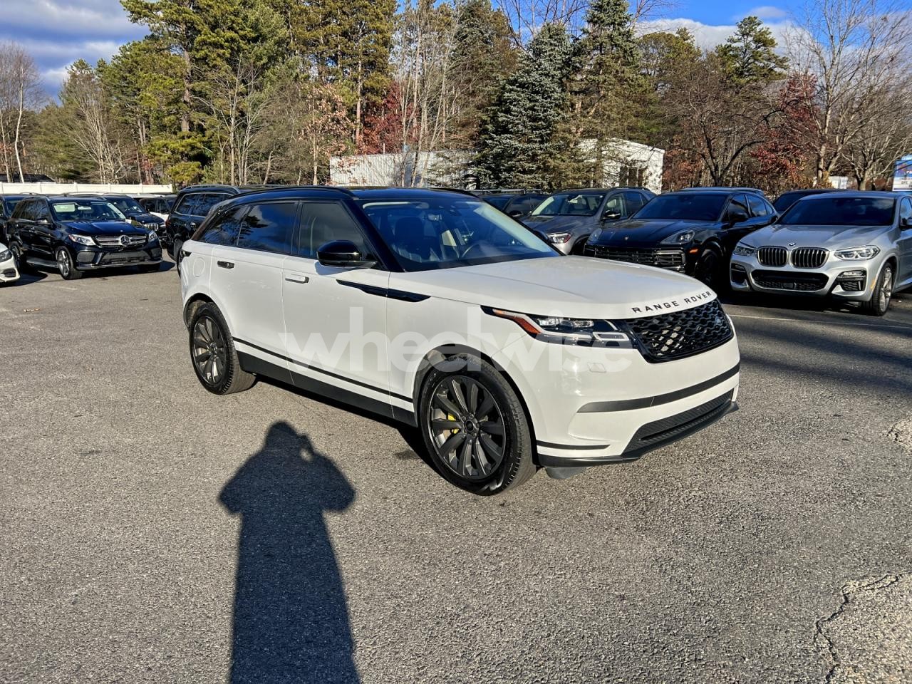 Photo 2 of 2018 LAND ROVER RANGE ROVER VELAR S (VIN SALYB2RV2JA771152)