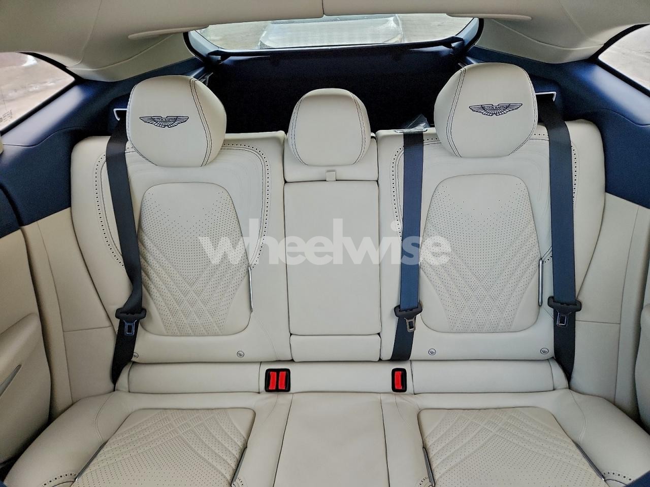 Photo 10 of 2021 ASTON MARTIN DBX (VIN SCFVUJAW7MTV03260)