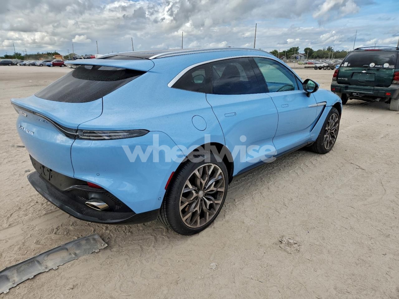 Photo 3 of 2021 ASTON MARTIN DBX (VIN SCFVUJAW7MTV03260)