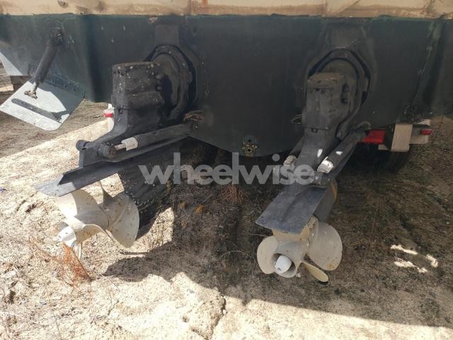 Photo 3 of 2002 SEA- RAY SUNDEC (VIN SERT8787E102)