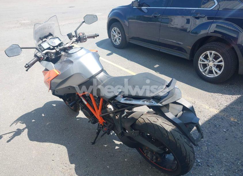 Photo 3 of 2017 Ktm 1290 SUPER DUKE GT (VIN VBKV69409HM953991)