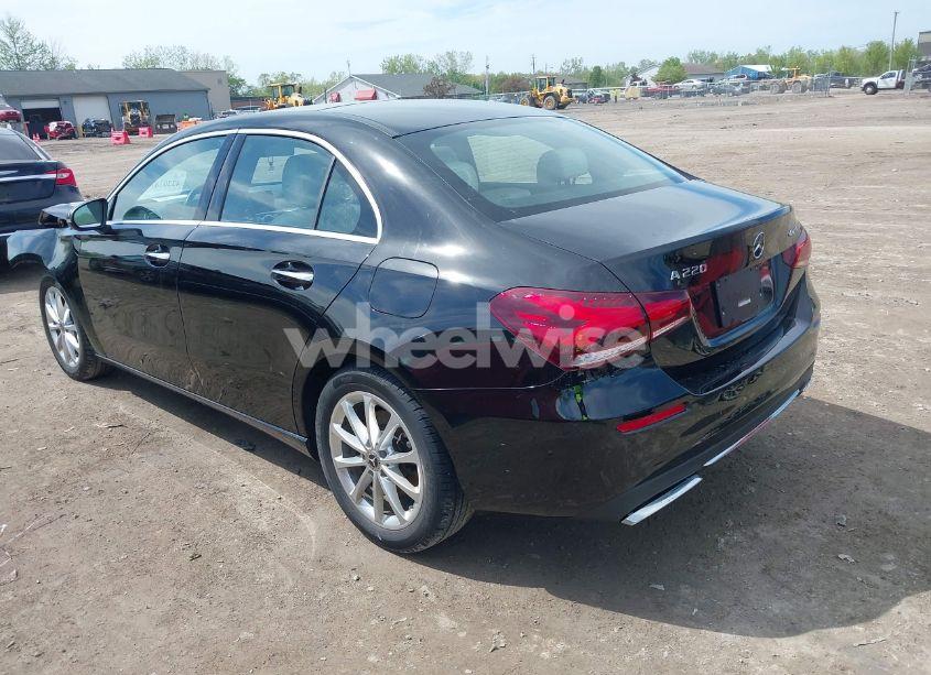 Photo 3 of 2021 Mercedes-benz A 220 4MATIC (VIN W1K3G4FB3MJ274131)
