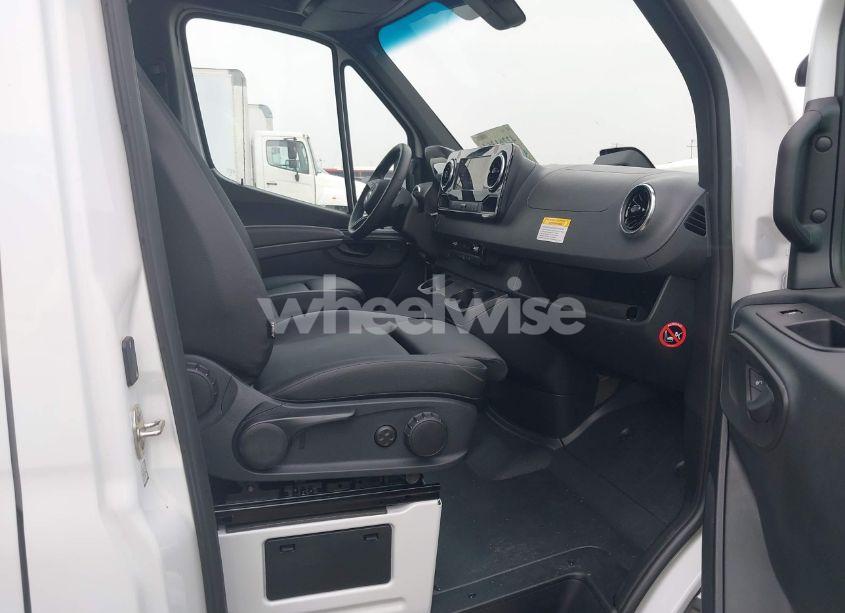 Photo 5 of 2025 Mercedes-benz Sprinter 2500 STANDARD ROOF 4-CYL DIESEL (VIN W1Y4KBHY7SP761633)
