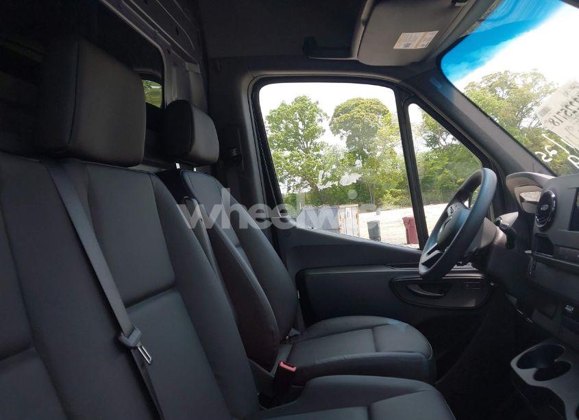 Photo 5 of 2024 Mercedes-benz Sprinter 2500 HIGH ROOF 4-CYL DIESEL HO/STANDARD ROOF 4-CYL DIESEL HO (VIN W1Y4NCVY6RT182569)