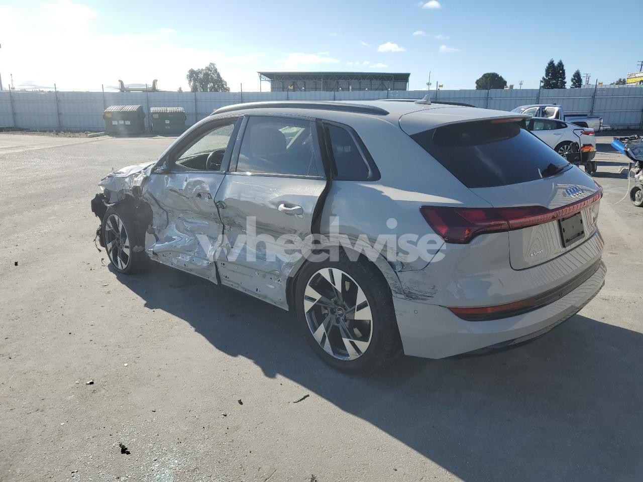Photo 2 of 2022 AUDI E-TRON PREMIUM (VIN WA1AAAGE6NB012037)