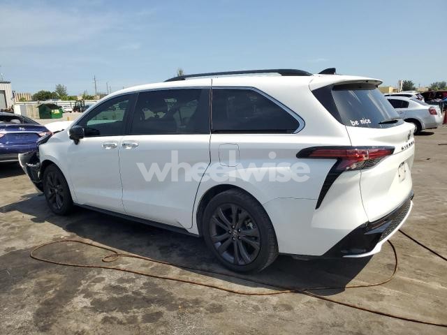 2022 TOYOTA SIENNA XSE (VIN WBAPH7G54BNN04958) main photo