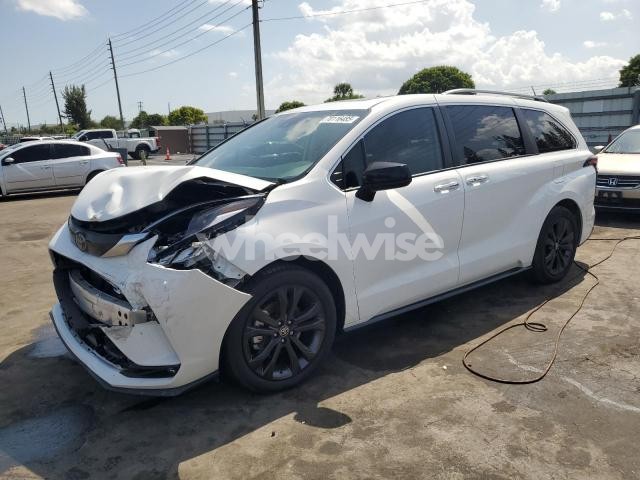 Photo 13 of 2022 TOYOTA SIENNA XSE (VIN WBAPH7G54BNN04958)