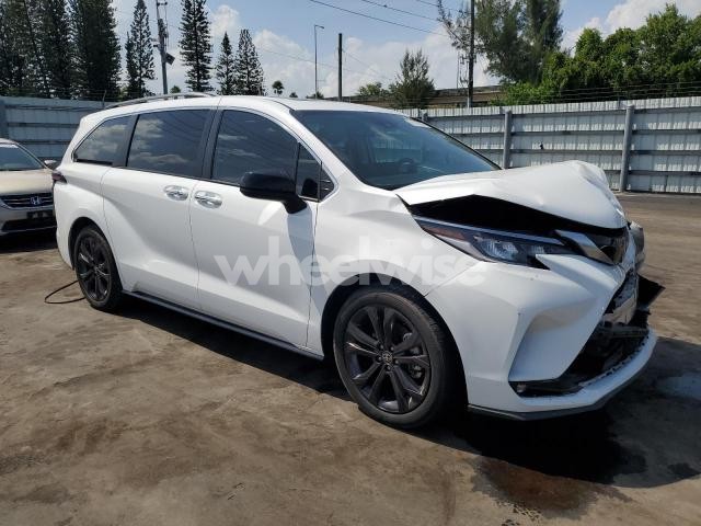 Photo 4 of 2022 TOYOTA SIENNA XSE (VIN WBAPH7G54BNN04958)