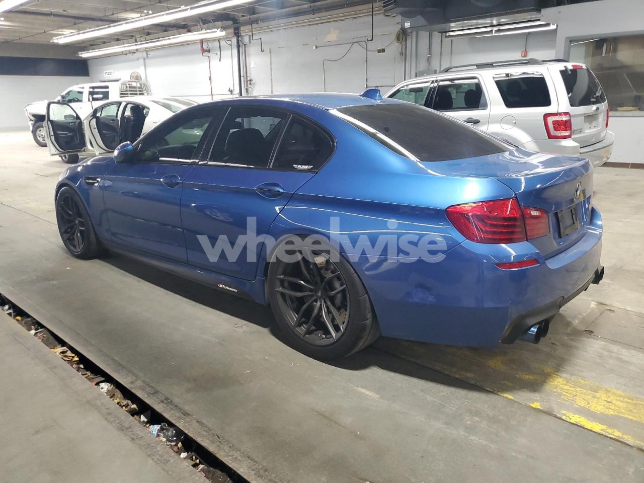 Photo 2 of 2014 BMW M5 (VIN WBSFV9C59ED097649)