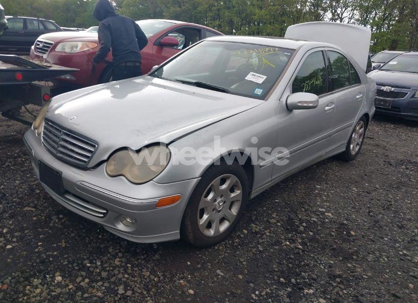Photo 2 of 2005 Mercedes-benz C 240 LUXURY 4MATIC (VIN WDBRF81J85F562954)