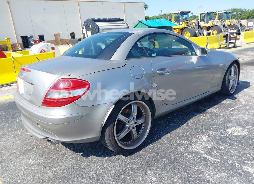 Photo 4 of 2005 Mercedes-benz Slk 350 (VIN WDBWK56F85F032243)