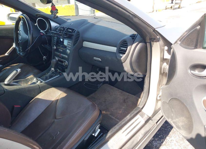 Photo 5 of 2005 Mercedes-benz Slk 350 (VIN WDBWK56F85F032243)