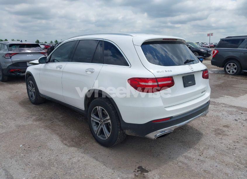 Photo 3 of 2018 Mercedes-benz Glc 300 (VIN WDC0G4JB0JV113304)