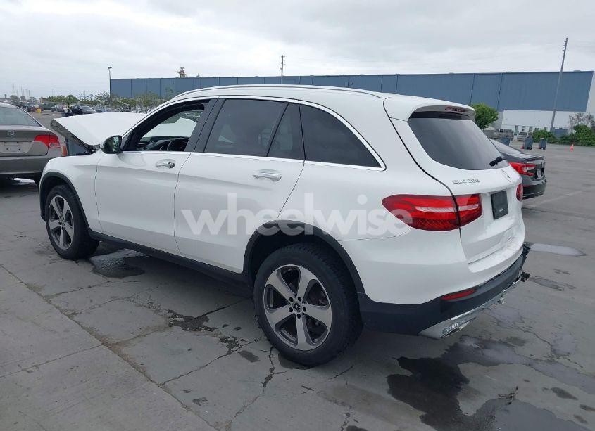 Photo 3 of 2019 Mercedes-benz Glc 300 (VIN WDC0G4JB1KV136690)