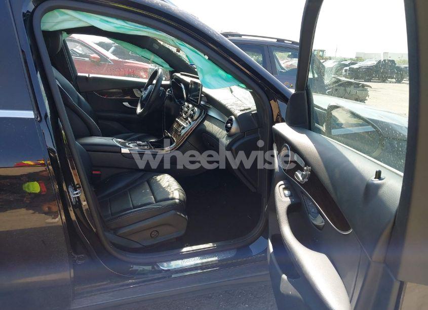 Photo 5 of 2017 Mercedes-benz Glc 300 (VIN WDC0G4JB2HF249924)