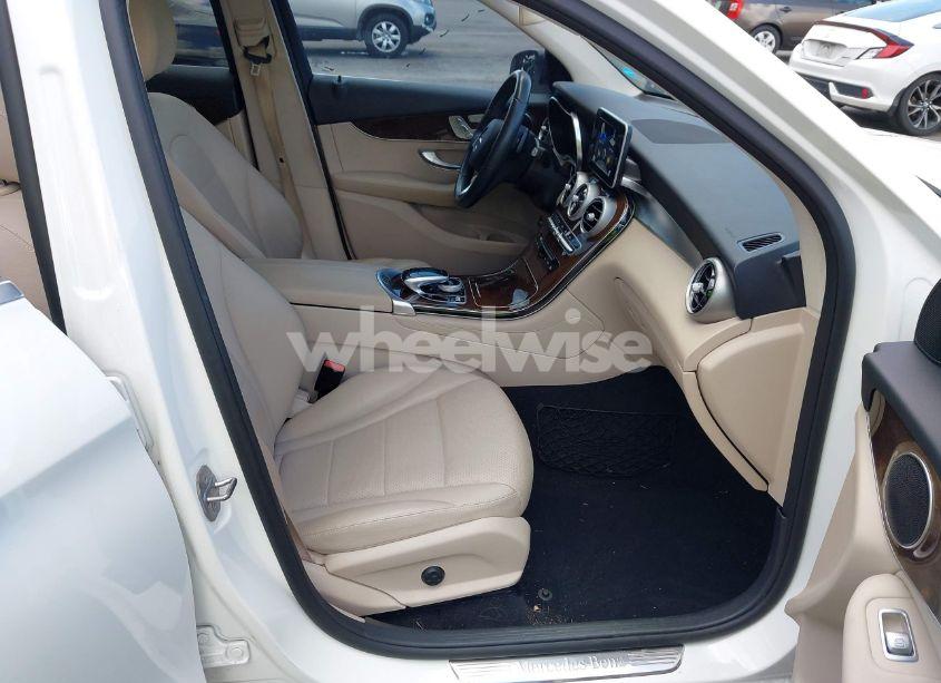 Photo 5 of 2017 Mercedes-benz Glc 300 (VIN WDC0G4JB3HF115987)