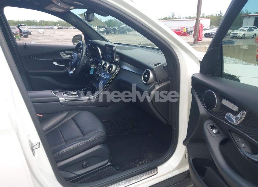 Photo 5 of 2017 Mercedes-benz Glc 300 (VIN WDC0G4JB3HV011053)