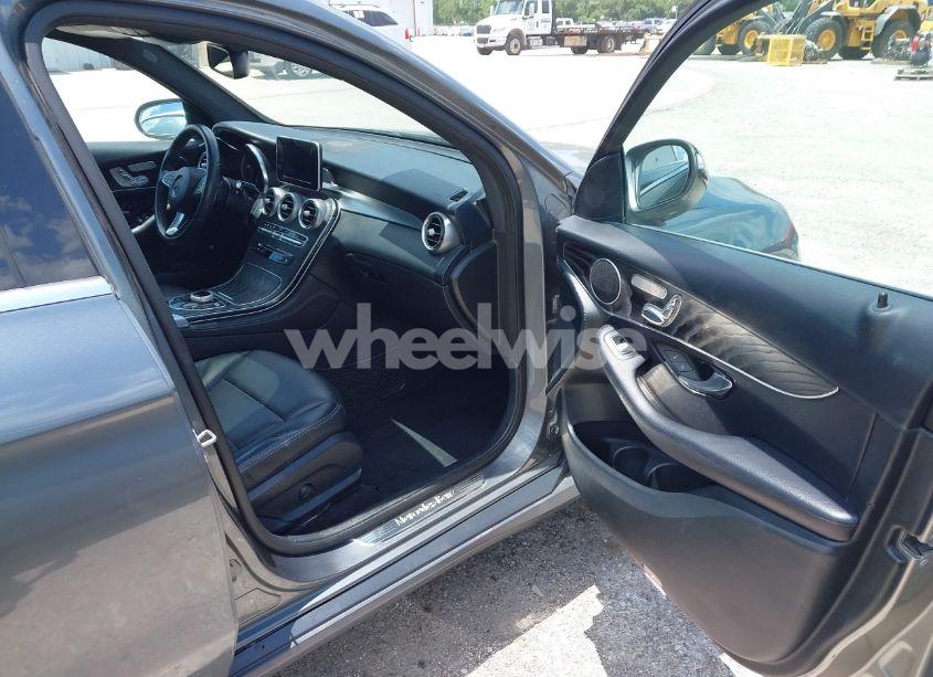 Photo 5 of 2018 Mercedes-benz Glc 300 (VIN WDC0G4JB4JV083482)
