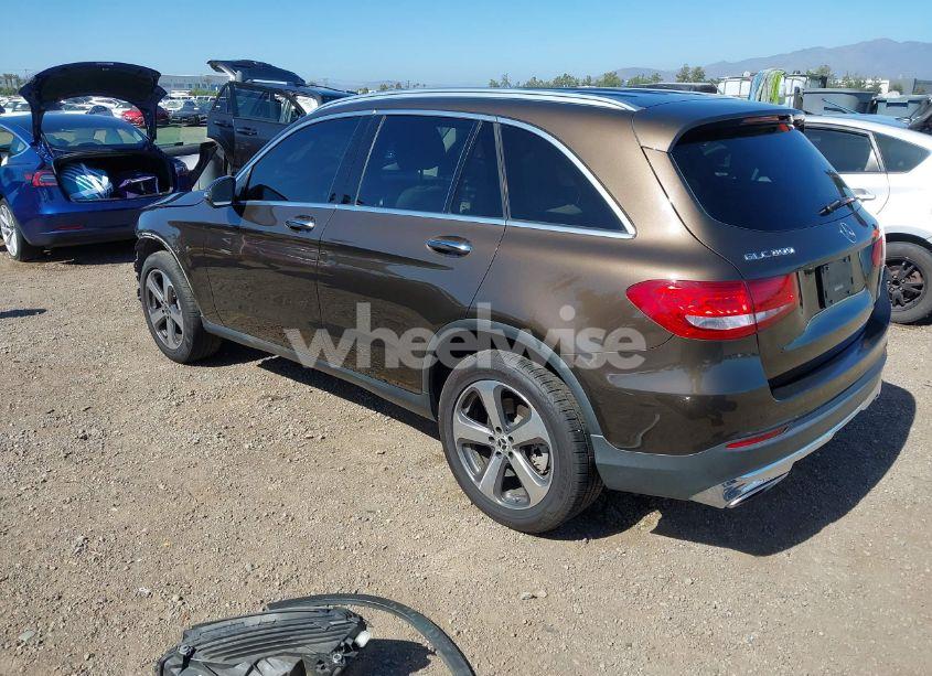 Photo 3 of 2018 Mercedes-benz Glc 300 (VIN WDC0G4JB8JV105614)