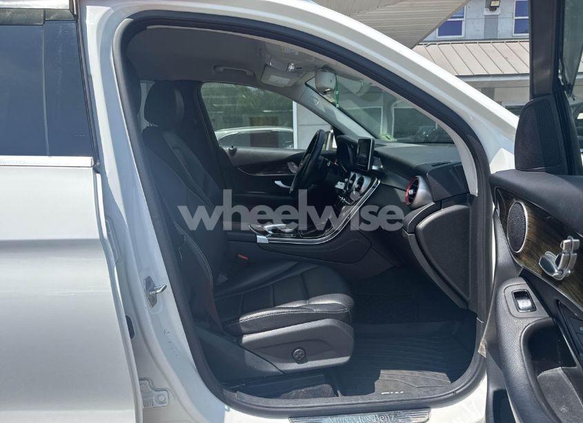 Photo 5 of 2016 Mercedes-benz Glc 300 4MATIC (VIN WDC0G4KB0GF010501)