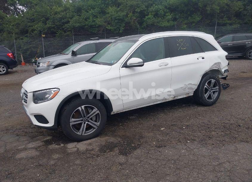 Photo 2 of 2019 Mercedes-benz Glc 300 4MATIC (VIN WDC0G4KB1KV130726)