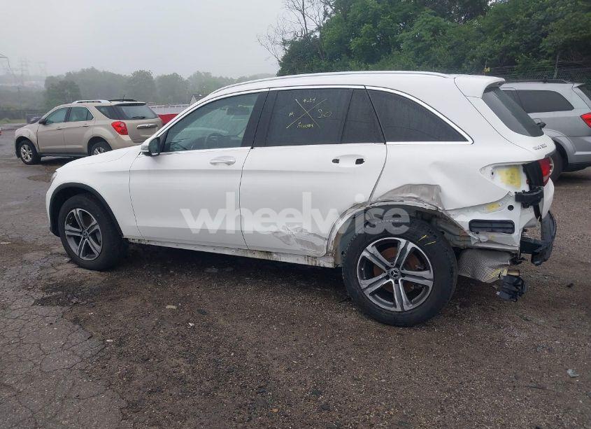 Photo 3 of 2019 Mercedes-benz Glc 300 4MATIC (VIN WDC0G4KB1KV130726)