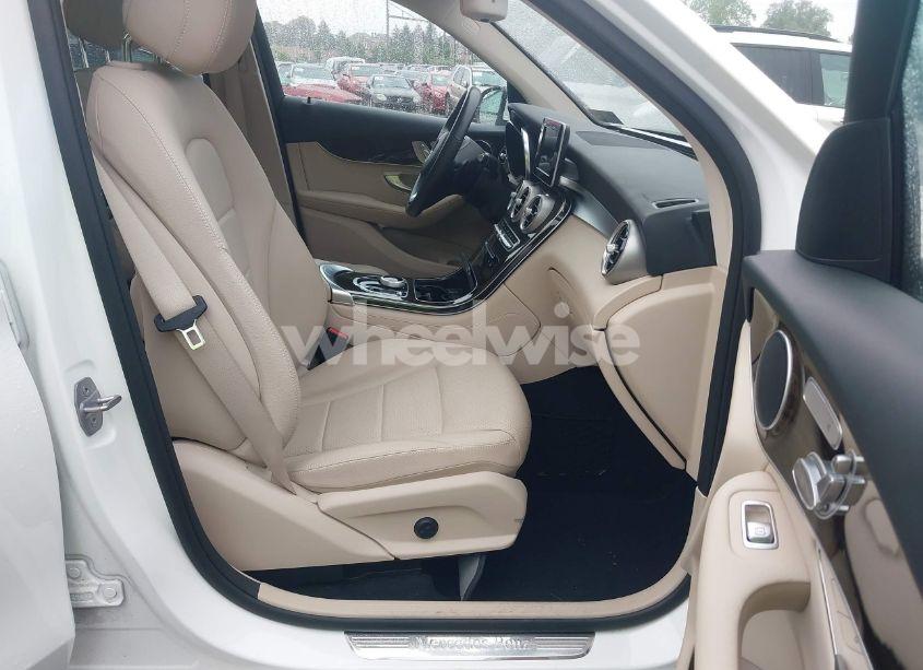 Photo 5 of 2019 Mercedes-benz Glc 300 4MATIC (VIN WDC0G4KB1KV130726)