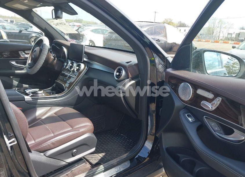 Photo 5 of 2017 Mercedes-benz Glc 300 4MATIC (VIN WDC0G4KB2HF247007)