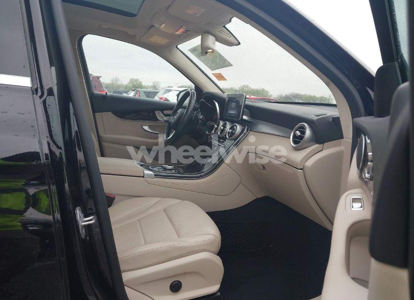 Photo 5 of 2017 Mercedes-benz Glc 300 4MATIC (VIN WDC0G4KB2HF260517)