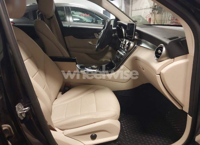 Photo 5 of 2019 Mercedes-benz Glc 300 4MATIC (VIN WDC0G4KB5KV123522)