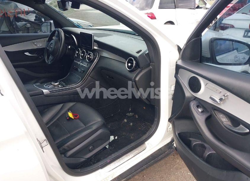 Photo 5 of 2019 Mercedes-benz Glc 300 4MATIC (VIN WDC0G4KB6KF640497)