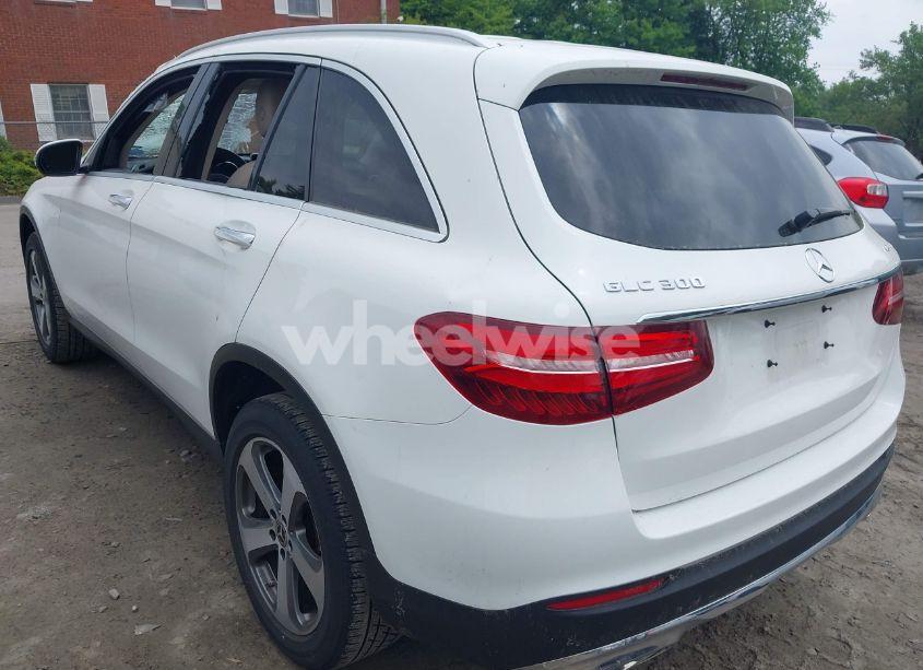 Photo 3 of 2019 Mercedes-benz Glc 300 4MATIC (VIN WDC0G4KB9KV175364)