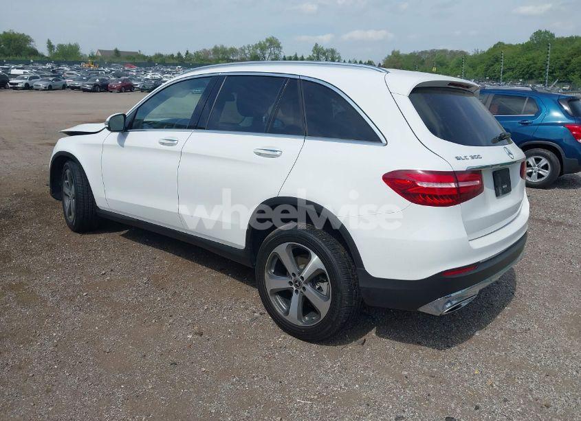Photo 3 of 2019 Mercedes-benz Glc 300 4MATIC (VIN WDC0G4KBXKF665466)